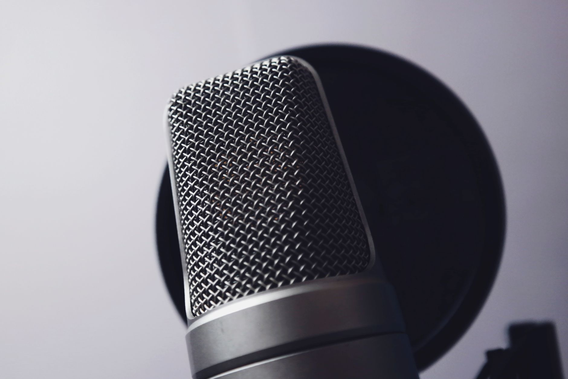 How Horror Narrators Use AI to Create Spine-Chilling Audio